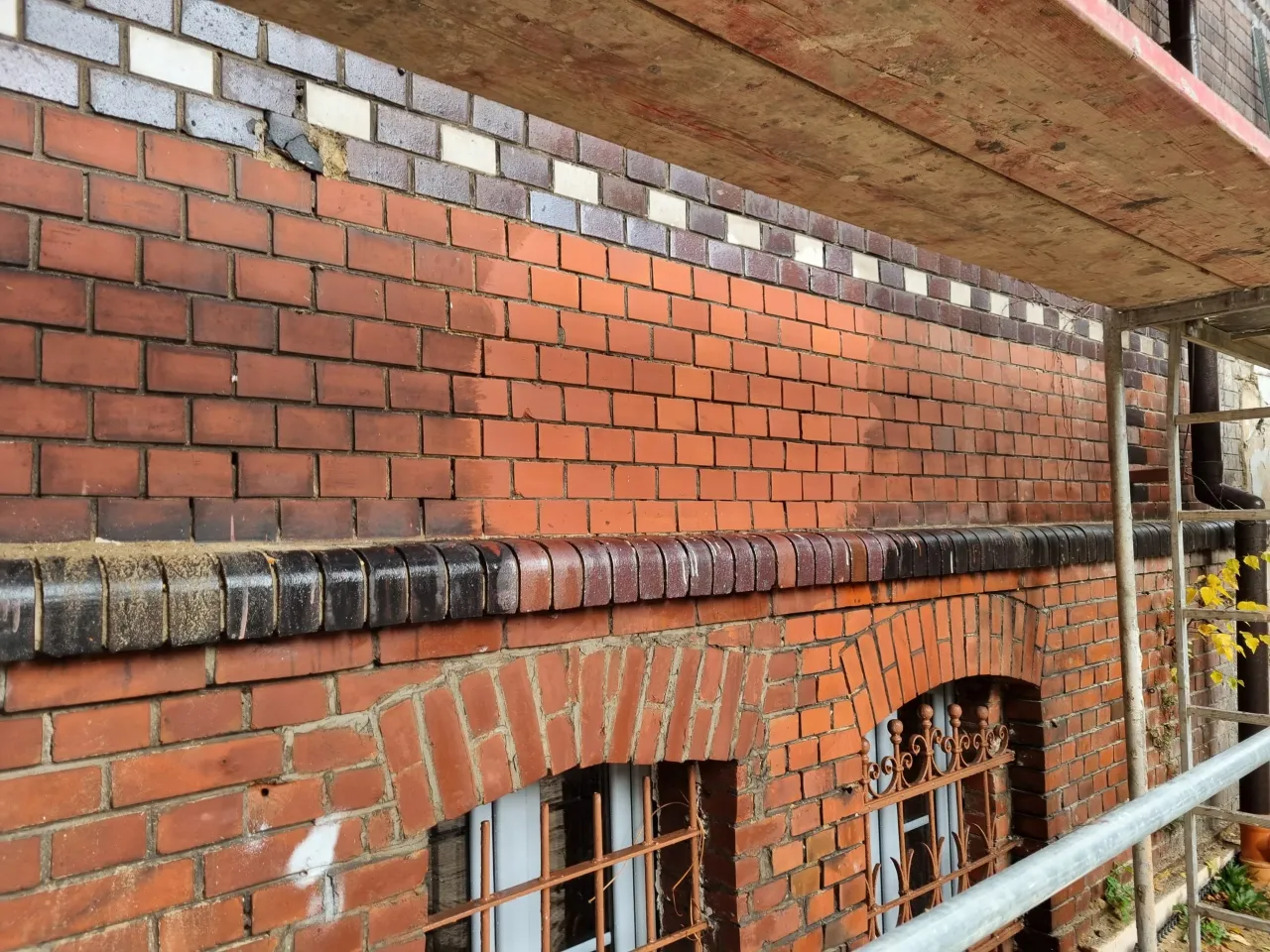 Jak wyczyścić starą cegłę na ścianie i przywrócić jej blask