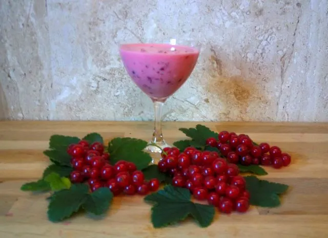 Pyszne drinki z sokiem porzeczkowym – orzeźwienie na każdą okazję