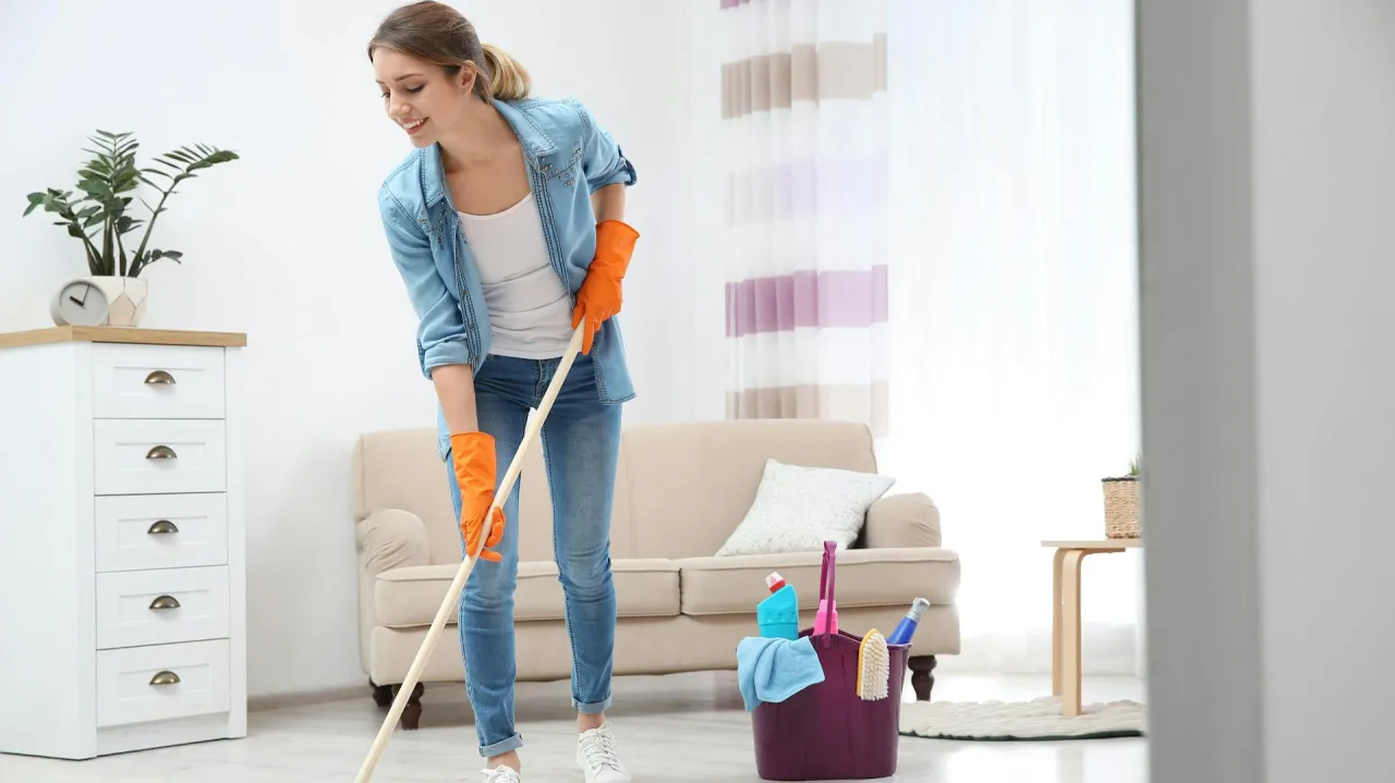 Jak często myć panele podłogowe, aby uniknąć ich zniszczenia?