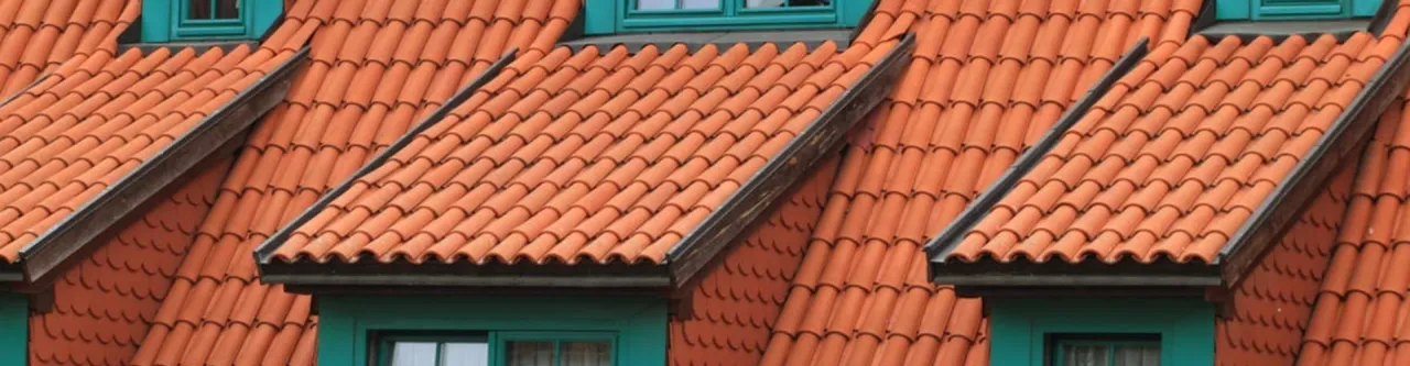 Czy dekarz to dobry zawód? Poznaj prawdę o zarobkach i stabilności