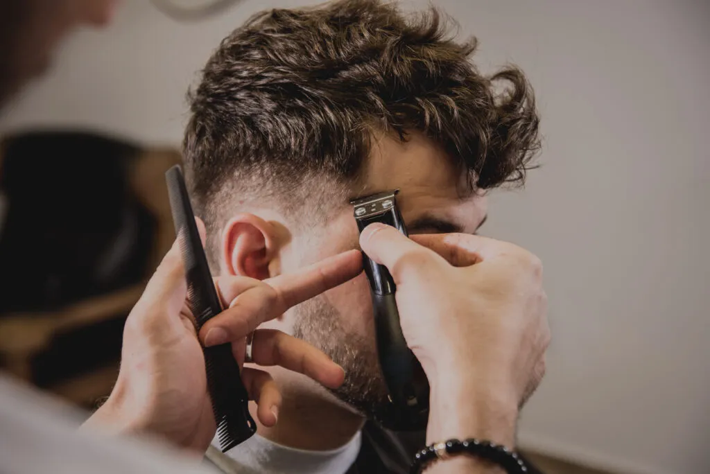 Jak wyglądać młodziej? Odmładzające fryzury męskie od eksperta