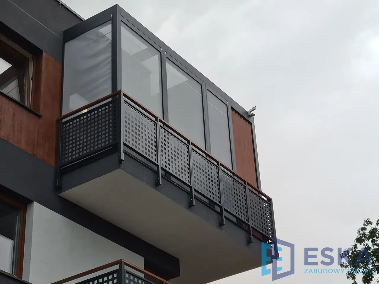 Zabudowa balkonu w bloku: Ile zapłacisz i jak realnie zaoszczędzić?