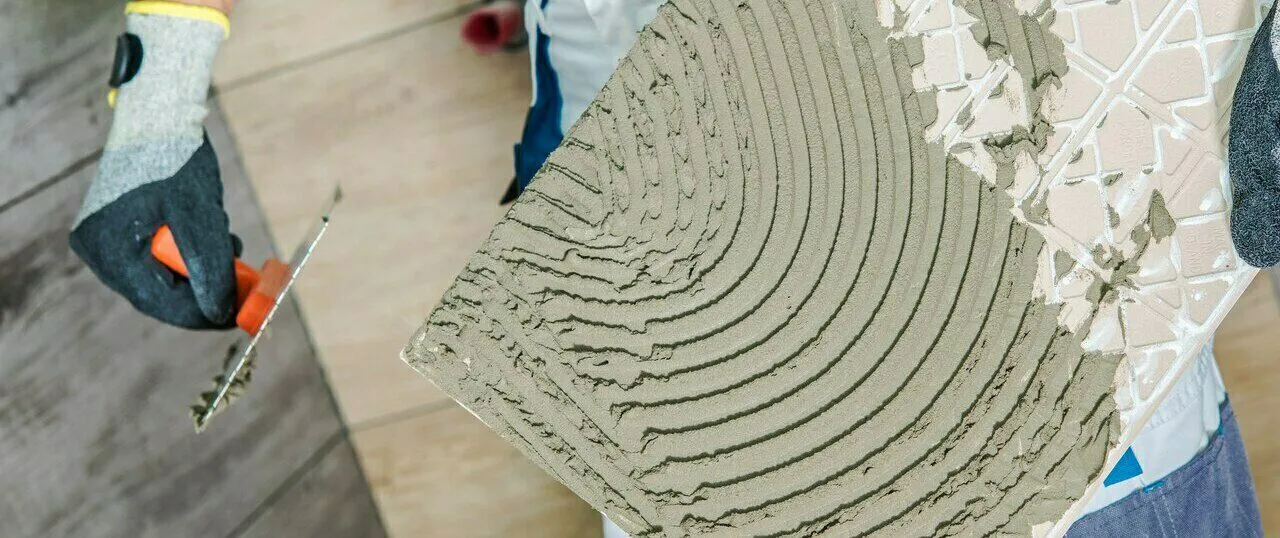 Jaki klej do płytek gipsowych dekoracyjnych? Wybierz najlepszy produkt!