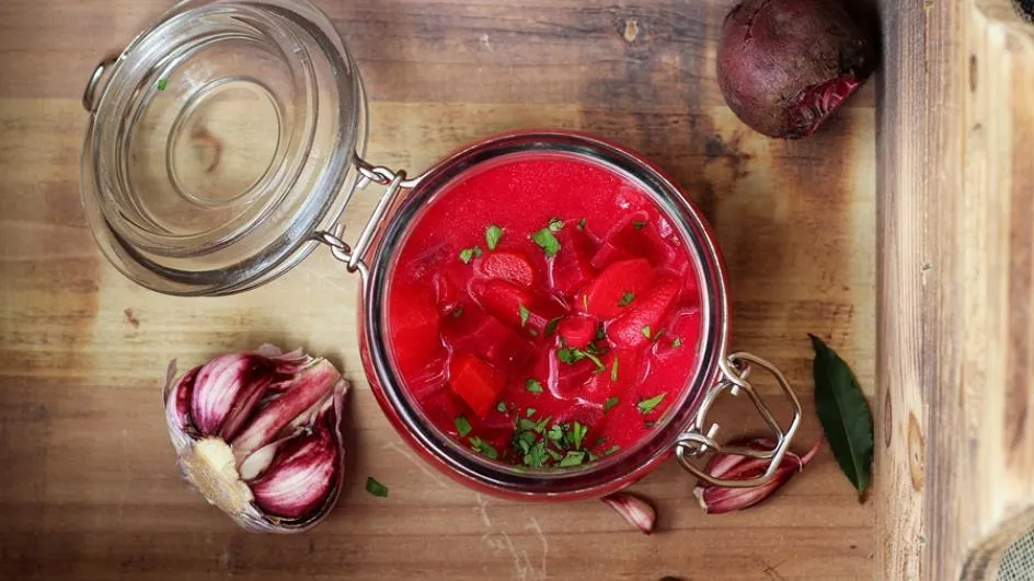 Jakie przyprawy do zupy buraczkowej, aby wydobyć jej pełnię smaku?