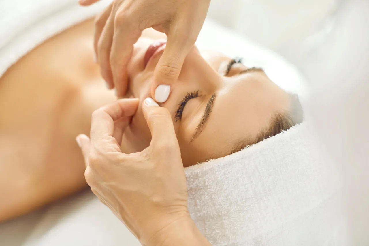 Masaż Kobido jak zrobić samemu - proste kroki dla pięknej twarzy