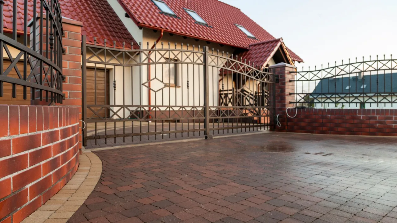 Długi wjazd na posesję - jak zaplanować i zbudować idealny?