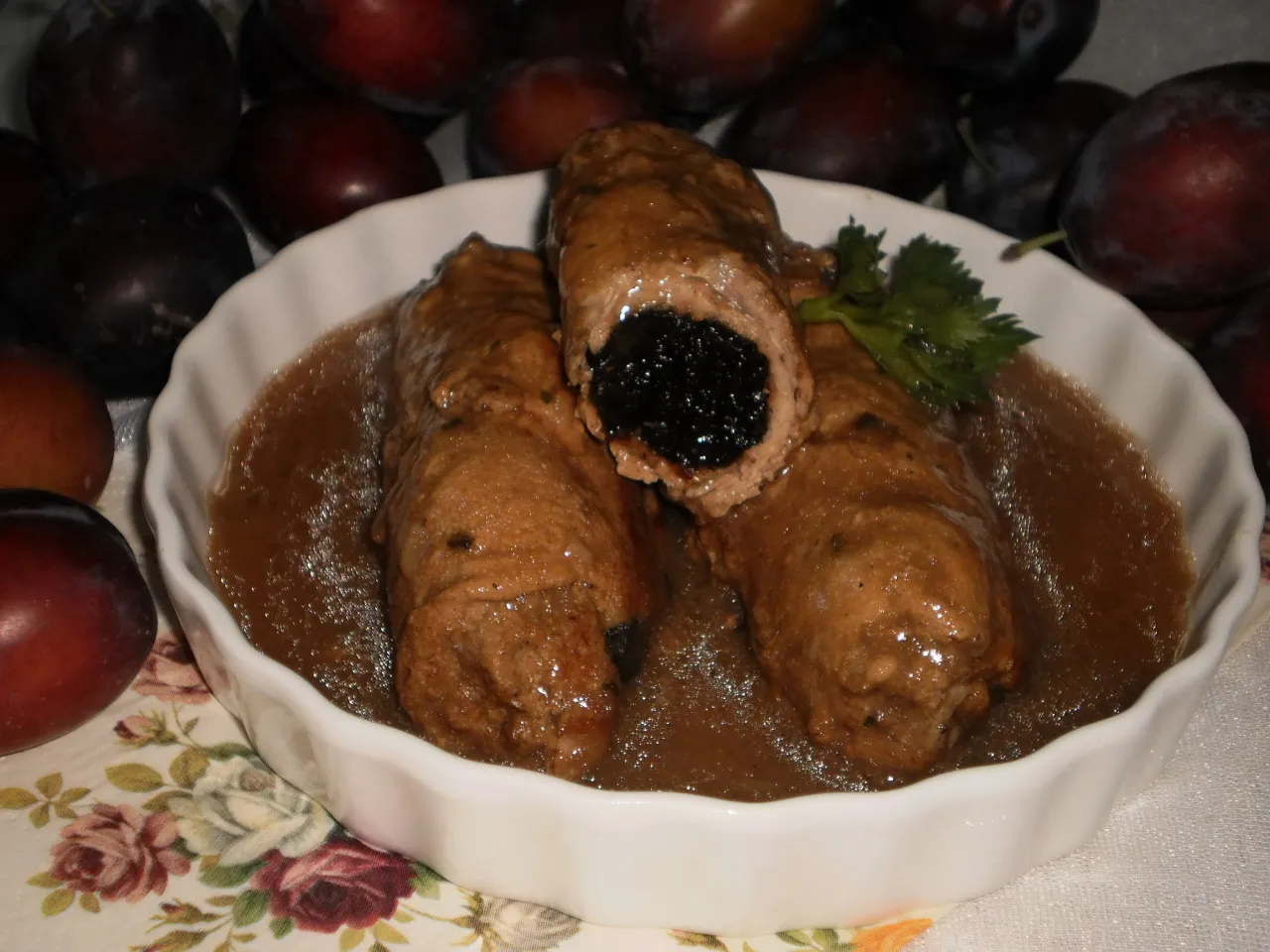 Idealne surówki do schabu ze śliwką, które zachwycą Twoich gości