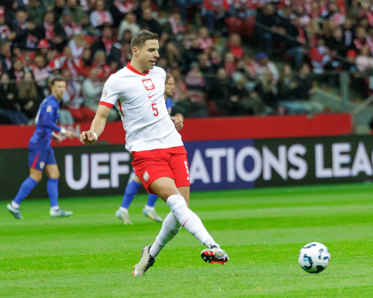 Zaskakujące zarobki Jana Bednarka – ile naprawdę zarabia piłkarz? Zaskakujące zarobki Jana Bednarka – ile naprawdę zarabia piłkarz?