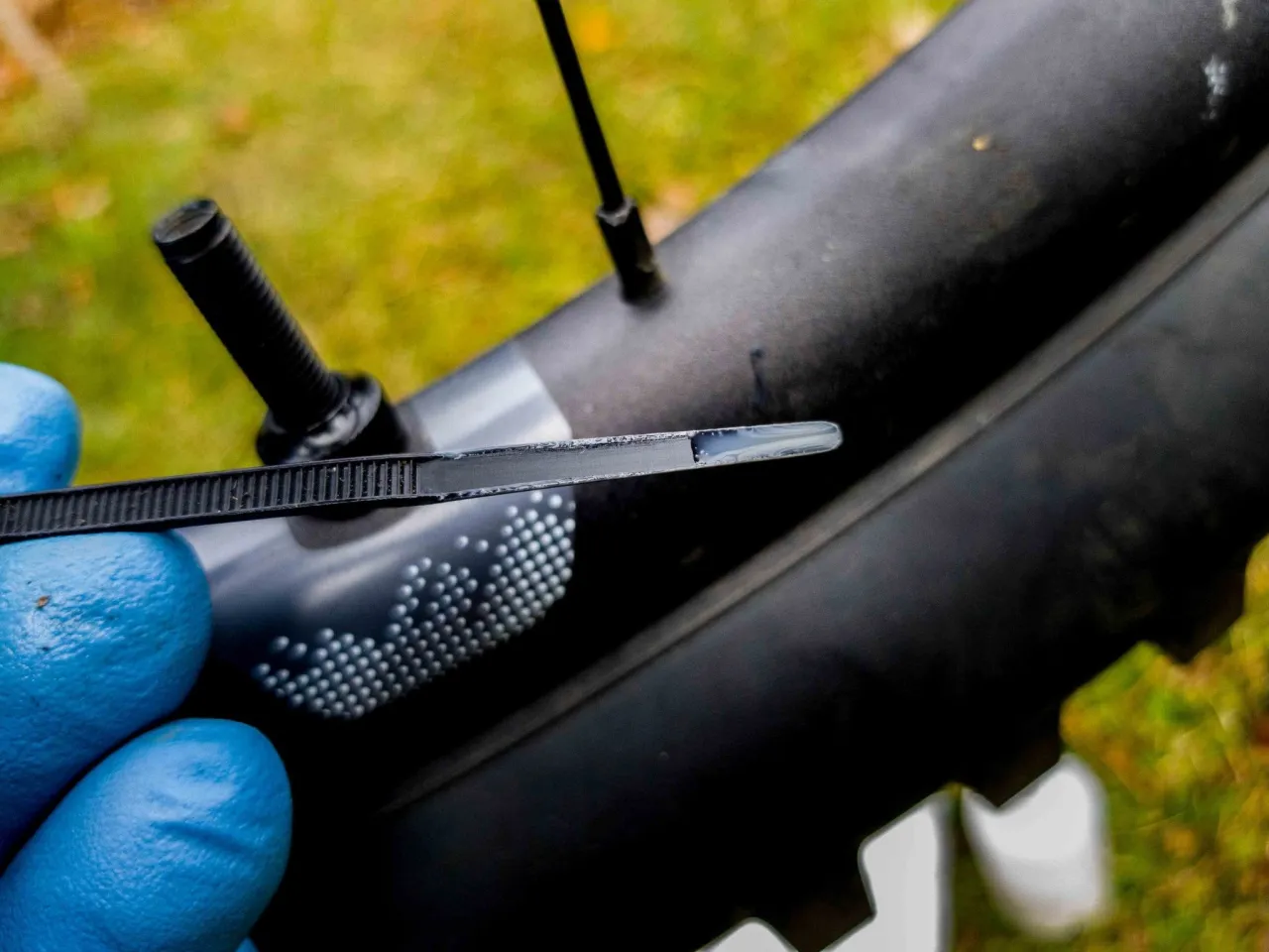 Ile mleczka do opony? Odkryj optymalne ilości dla każdego typu opon