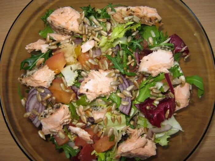 Idealne sałatki do łososia pieczonego, które zachwycą Twoich gości