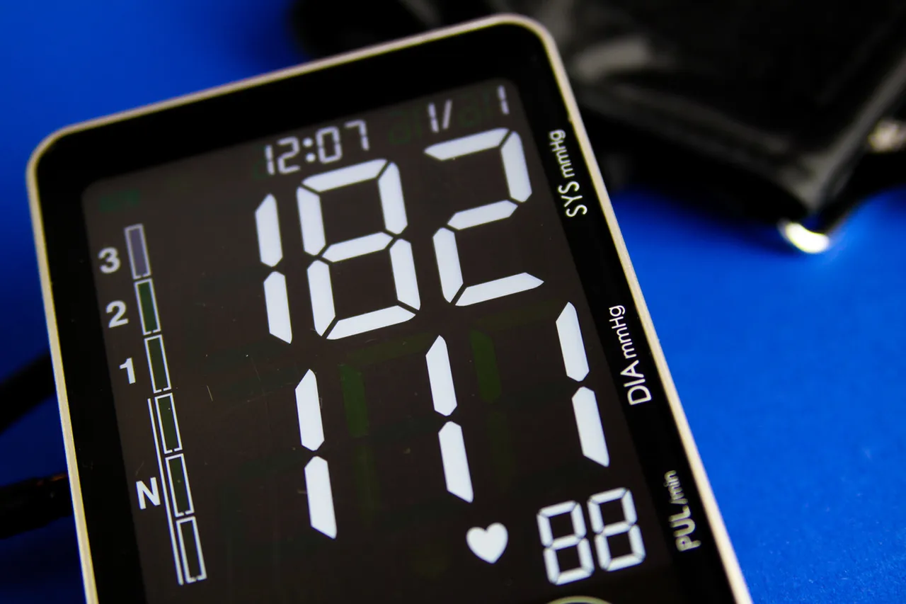 Przy jakim ciśnieniu wezwać pogotowie? Kluczowe informacje dla zdrowia