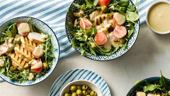 Jaki sos do sałatki z kurczakiem - najlepsze przepisy na pyszne sosy