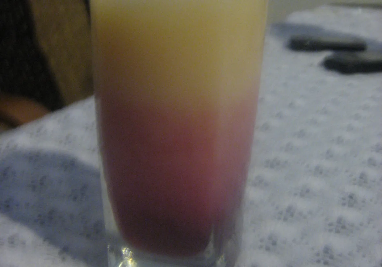 Orzeźwiający drink z wiśniówką i sokiem bananowym na lato