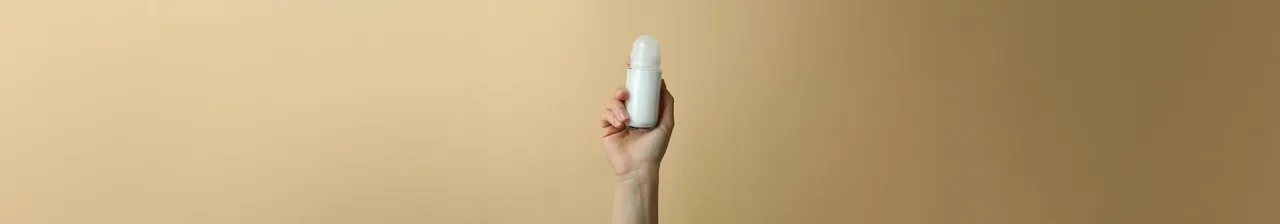 Dezodorant który nie brudzi ubrań - uniknij plam na odzieży