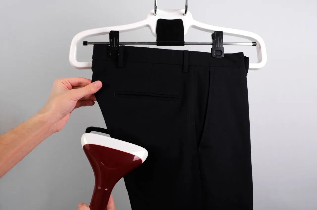 Jak prasować spodnie od garnituru, by uniknąć zagnieceń i błyszczenia