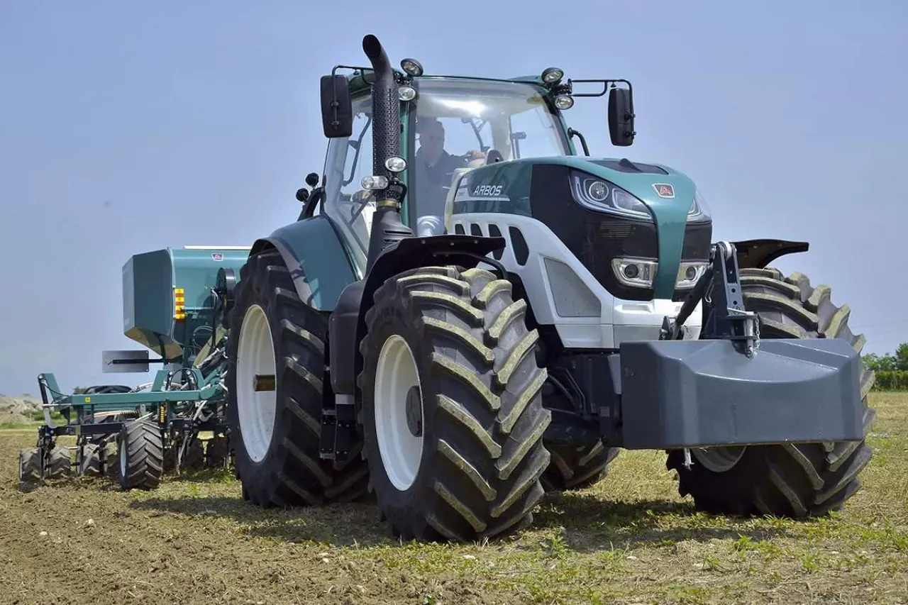 Opinie o ciągnikach Arbos: Czy inwestycja w te maszyny jest opłacalna?