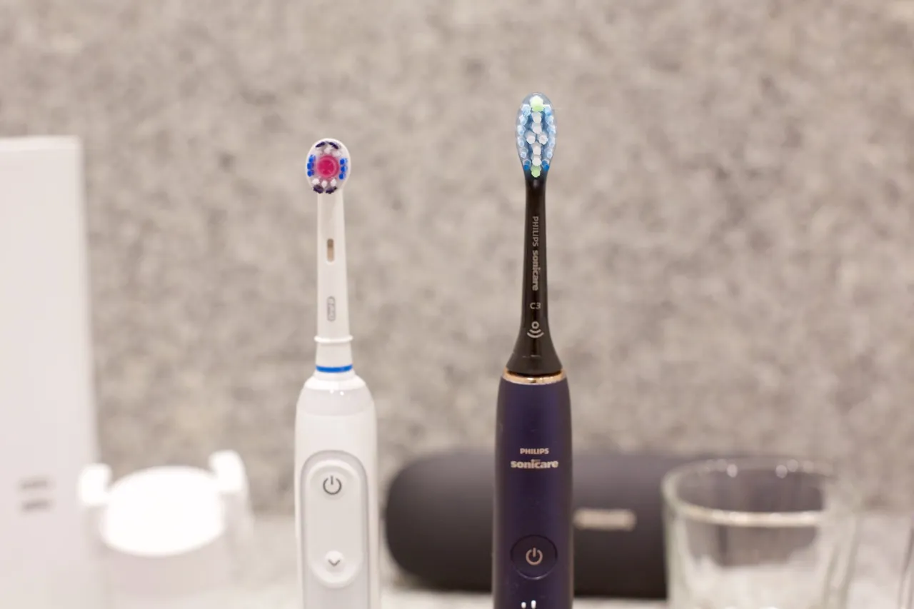 Która szczoteczka soniczna lepsza: Oral-B czy Philips Sonicare?
