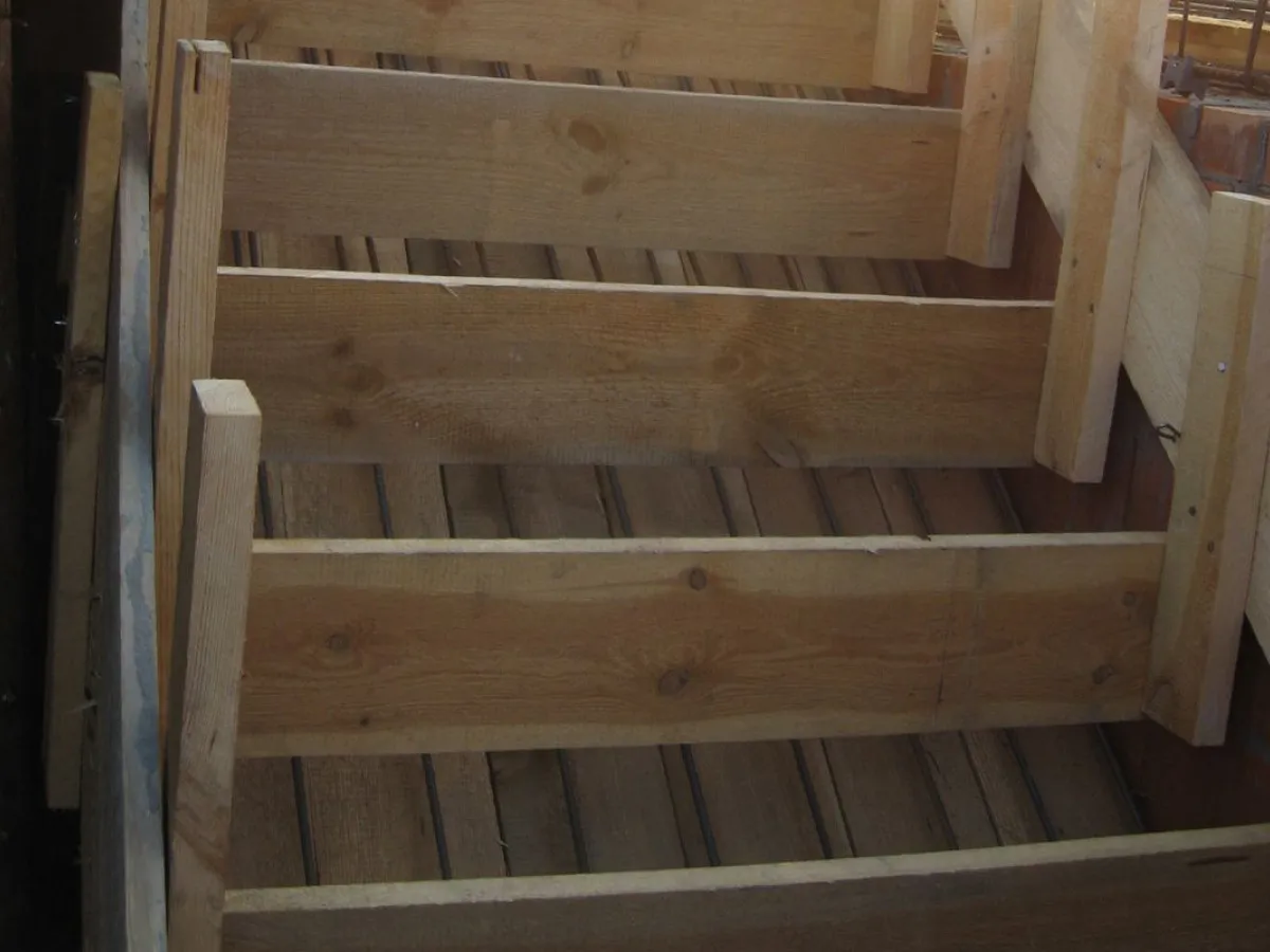 Jak zrobić szalunek schodów półokrągłych? Poradnik krok po kroku