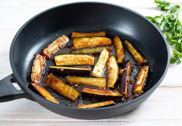 Prosty sposób jak zrobić bakłażana na patelni: 5 kroków do idealnego smaku