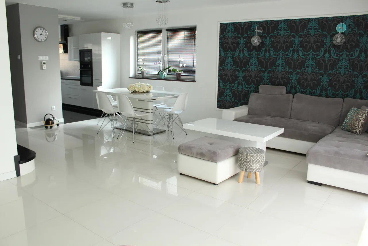 Płytki czy panele w salonie? Ekspert radzi, jak nie popełnić błędu