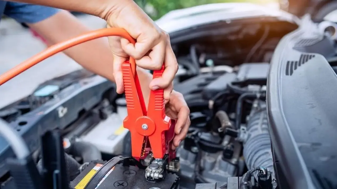 Prostownik: najpierw podłączyć plus czy minus, aby uniknąć błędów