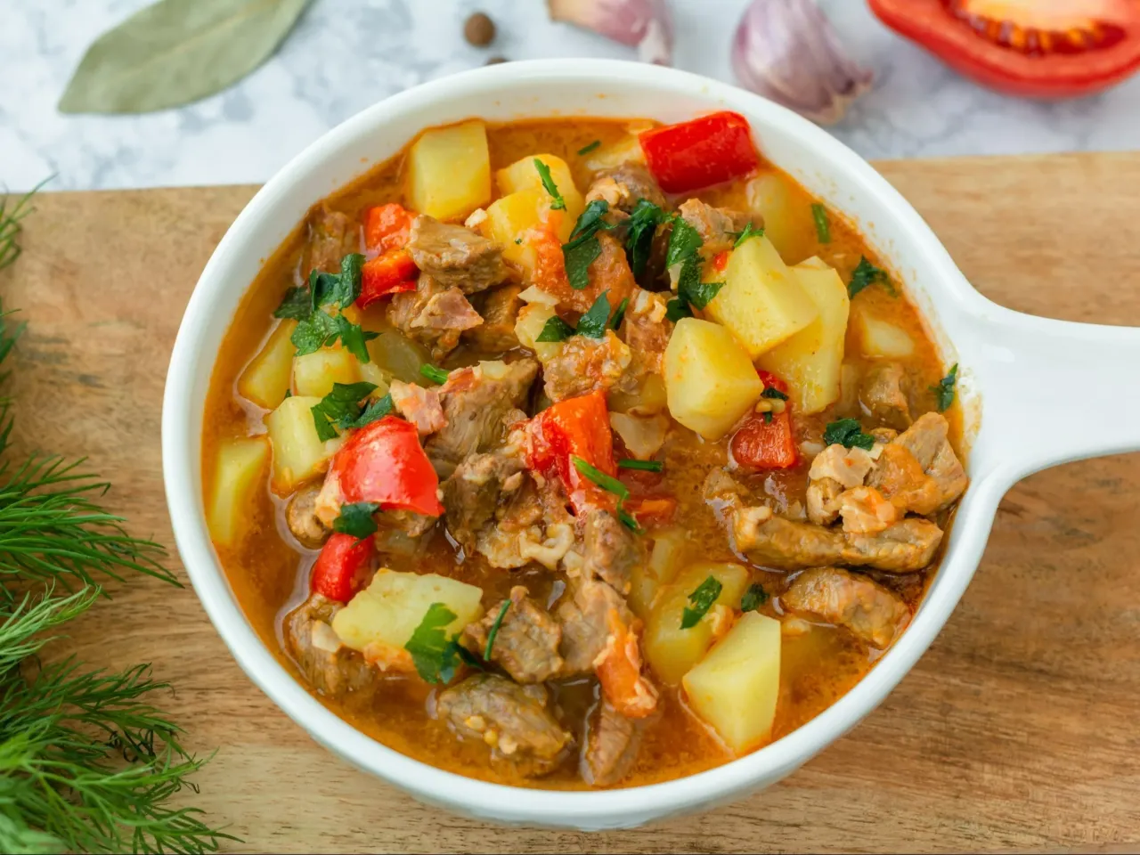 Jak się gotuje zupę gulaszową – prosty przepis na idealną zupę Jak się gotuje zupę gulaszową – prosty przepis na idealną zupę