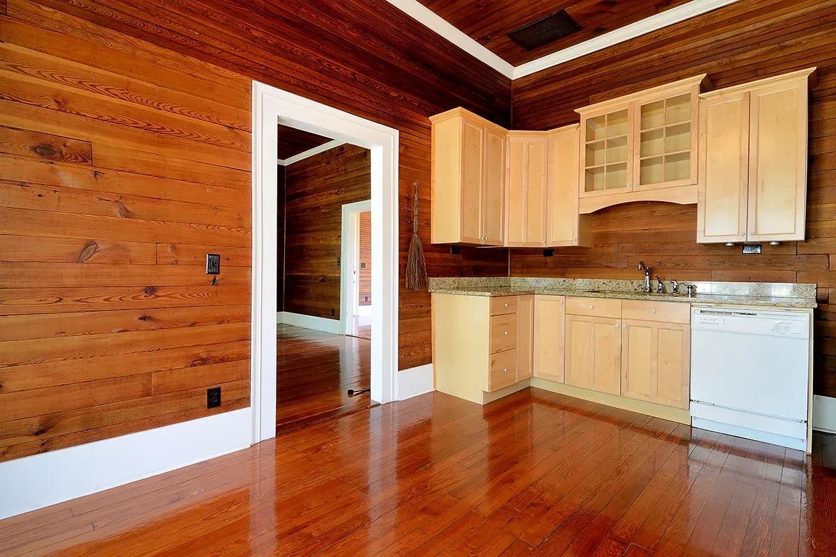 Skuteczne sposoby na wyczyszczenie boazerii w kuchni bez uszkodzeń