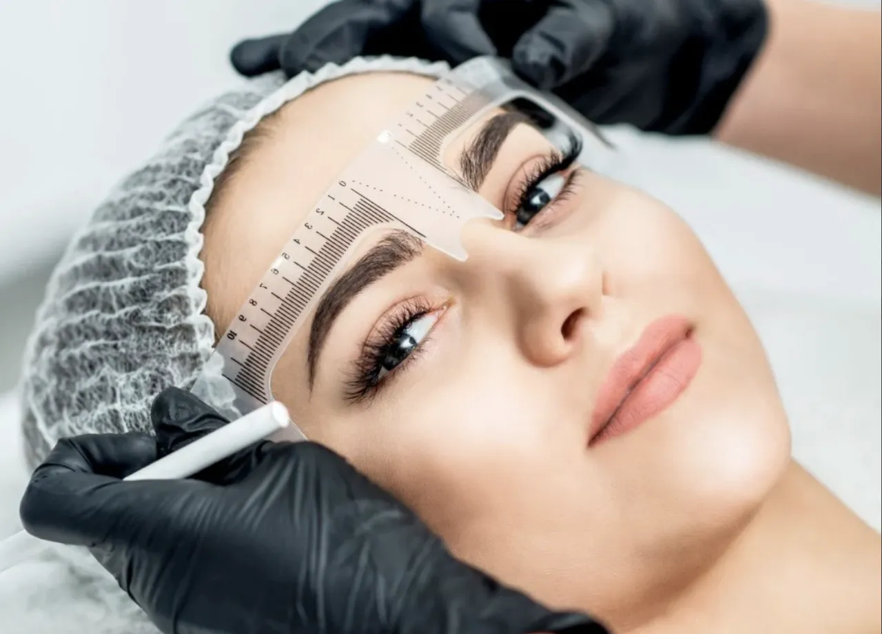 Akcesoria do makijażu permanentnego – niezbędnik profesjonalisty