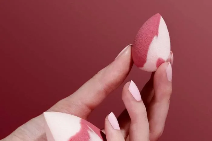 Co ile wymieniać gąbkę do makijażu, aby uniknąć problemów z cerą?