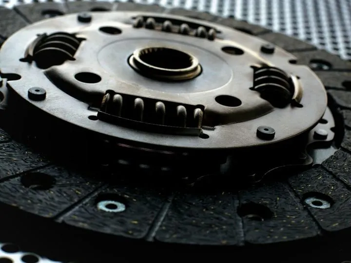 Objawy kończącego się sprzęgła, które mogą zrujnować Twoje auto