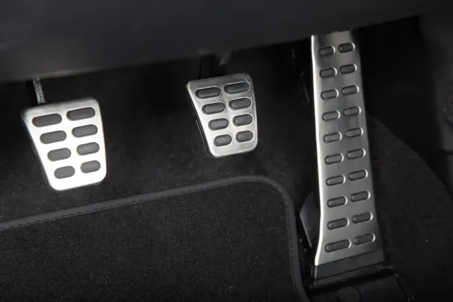 Jak puszczać sprzęgło przy ruszaniu, aby uniknąć zgaśnięcia silnika