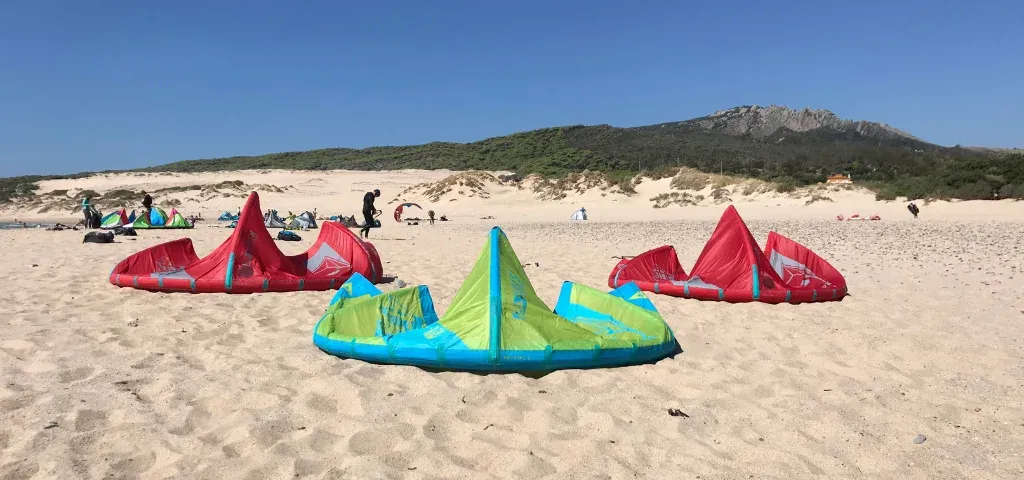 Kitesurfing: Jaki latawiec na początek, by uniknąć trudności?