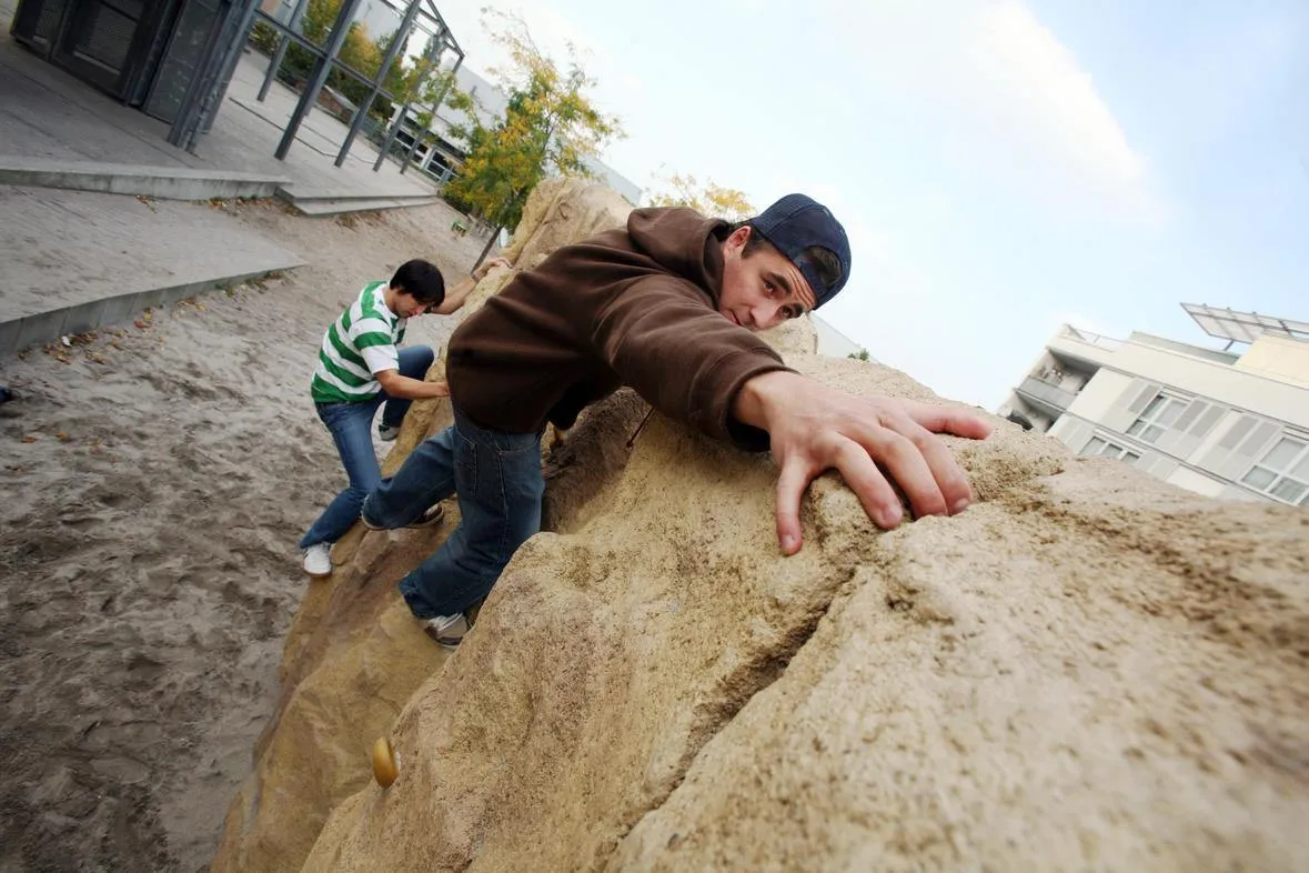 Zabawy plenerowe dla dzieci i rodziców, które zbliżą was do siebie