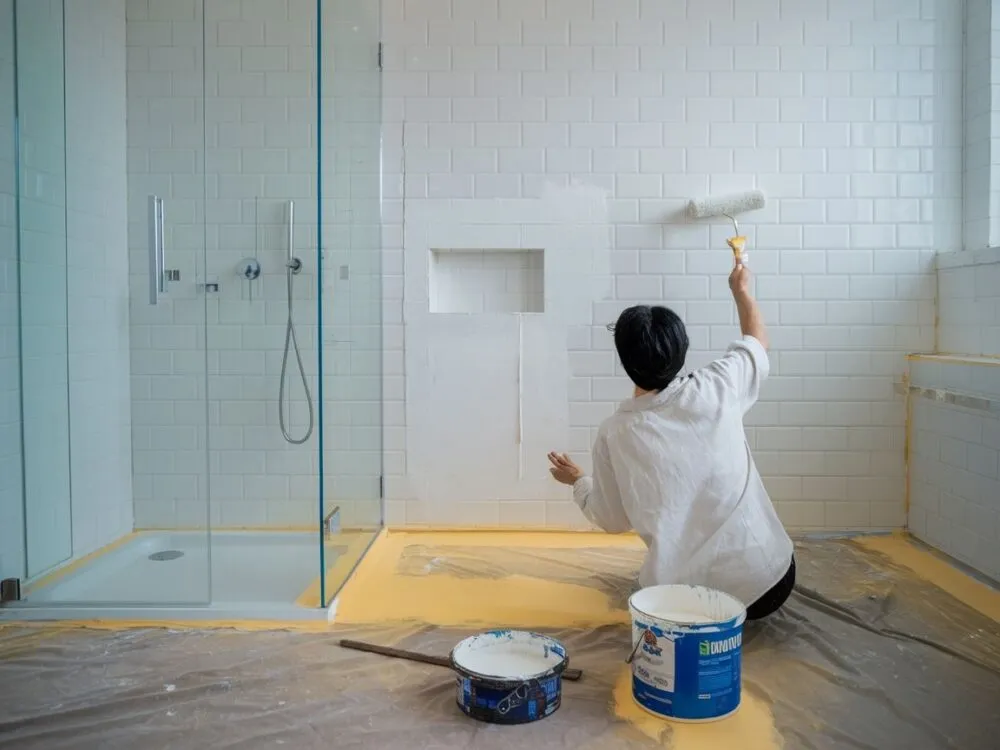 Jak skutecznie odtłuścić kafelki przed malowaniem, aby uniknąć problemów