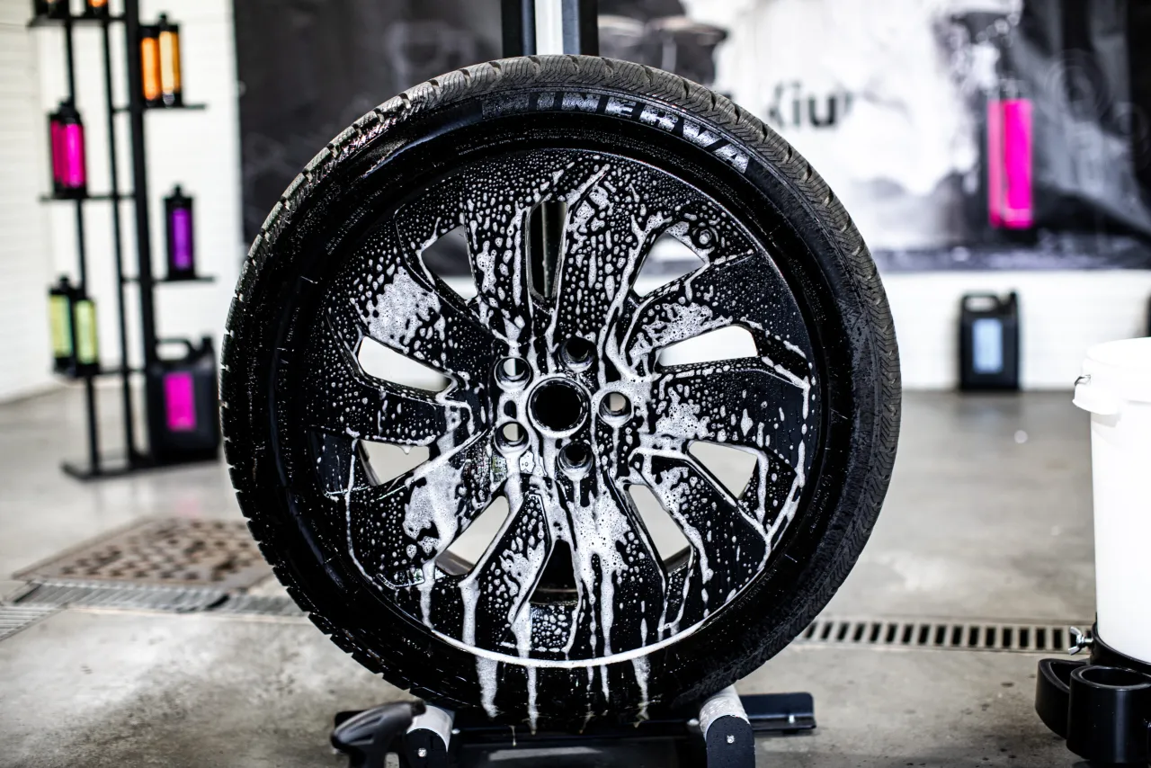 Usuwanie asfaltu z opony: co działa, a czego unikać?
