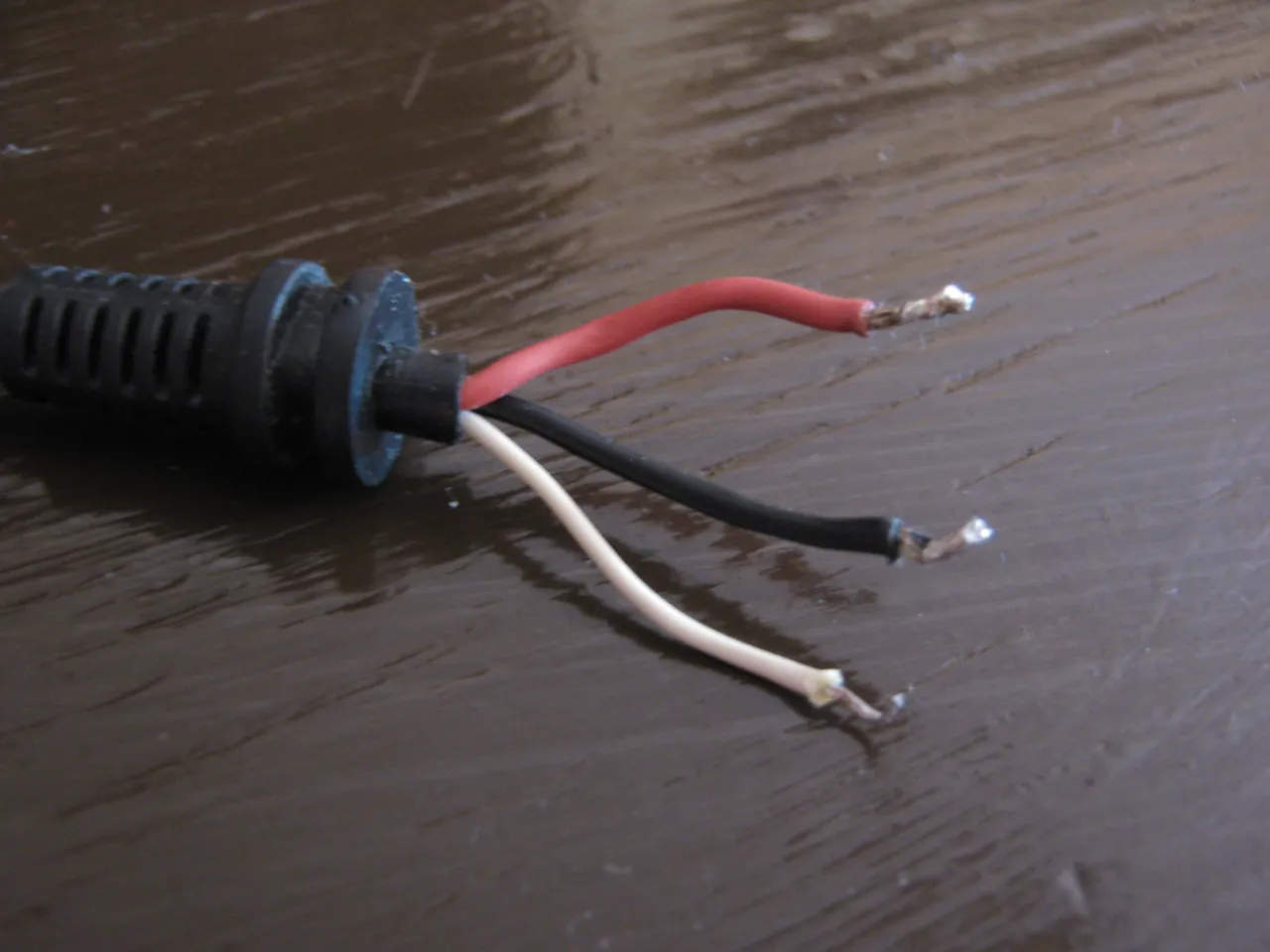 Który kabel to plus w zasilaczu? Oto jak uniknąć błędów przy podłączaniu