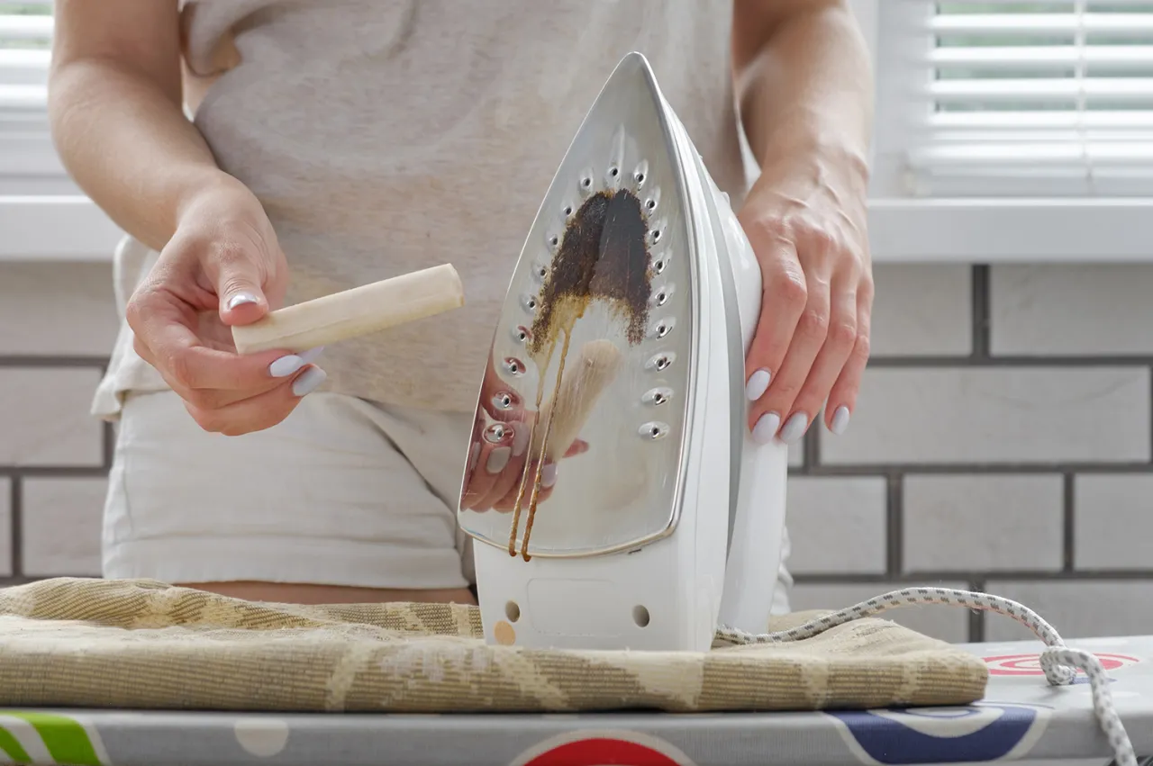 Jak wyczyścić przypalone żelazko? Skuteczne i bezpieczne metody