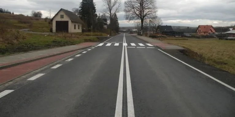 Różnice między drogą dwujezdniową a jednojezdniową: co oznaczają?