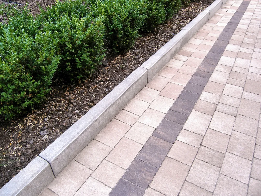 Ile kosztuje obrzeże do kostki brukowej? Ceny, które zaskoczą