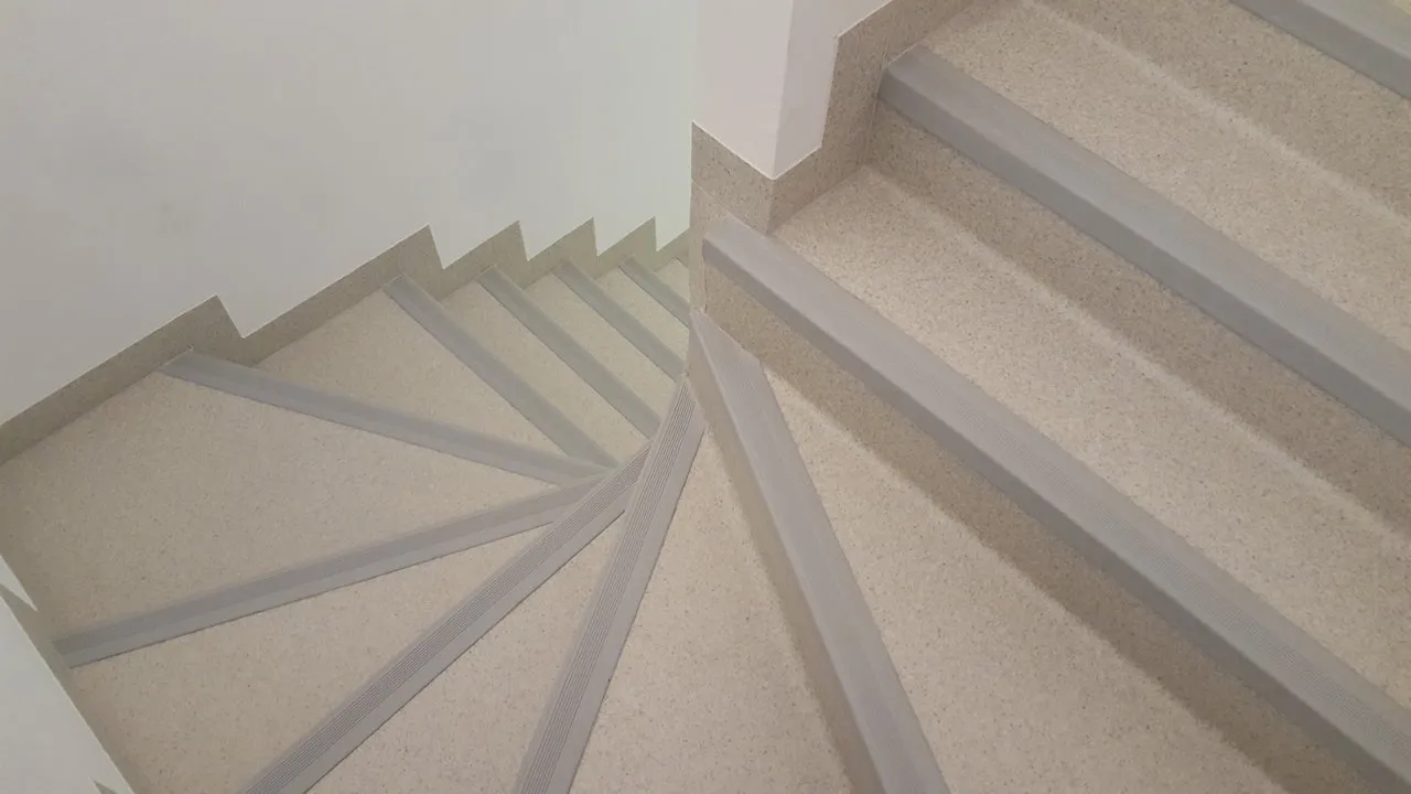 Jak położyć wykładzinę na schody: 7 kroków do perfekcji