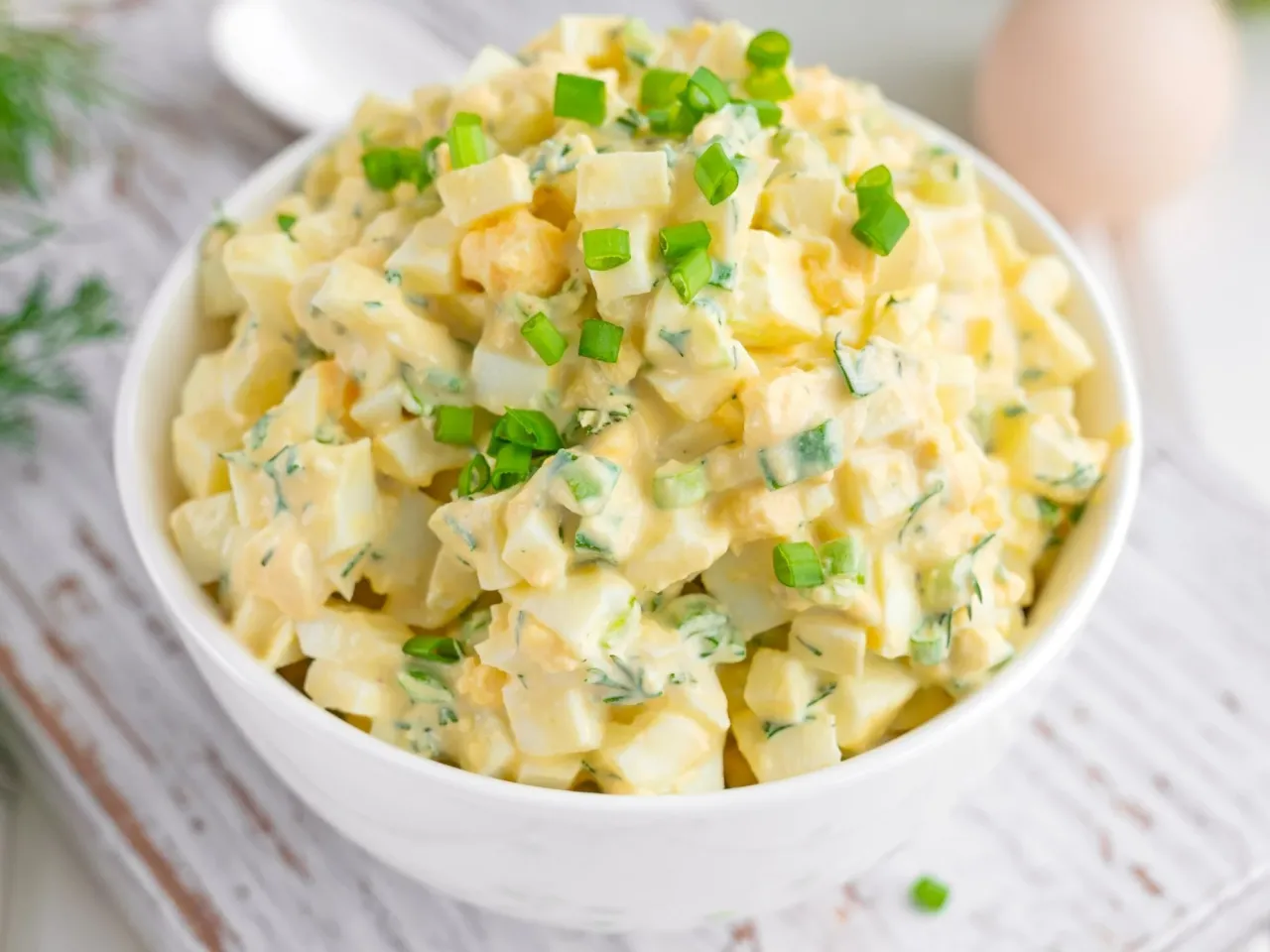 Jak zrobić sałatkę jajeczną w 10 minut - proste przepisy i wskazówki