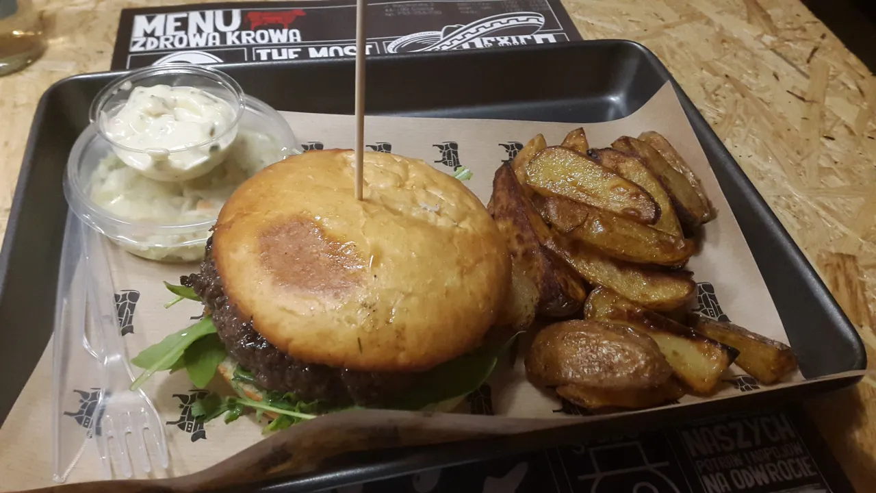 Zdrowa Krowa Katowice: Gdzie zjeść najlepsze burgery i co zamówić?