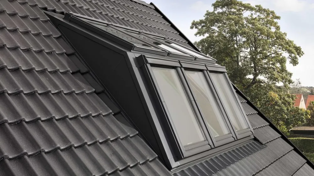 Dach z lukarną: klucz do funkcjonalnego i stylowego poddasza