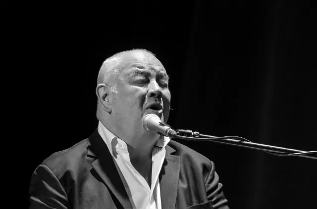 Kto śpiewa falsetem? Poznaj artystów i ich niezapomniane utwory