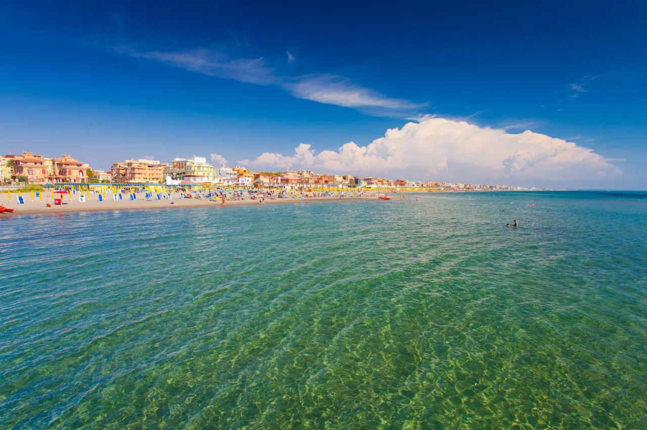 Rzym: Jak dojechać nad morze? Plaże, dojazd i praktyczne rady