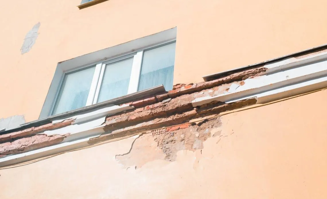 Jak naprawić odpadający tynk zewnętrzny i uniknąć kosztownych błędów
