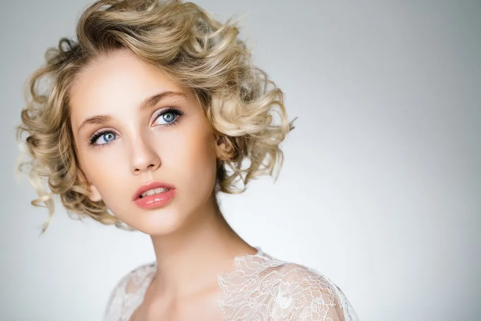Jaki kolor szminki dla blondynek? Odkryj idealne odcienie dla Ciebie