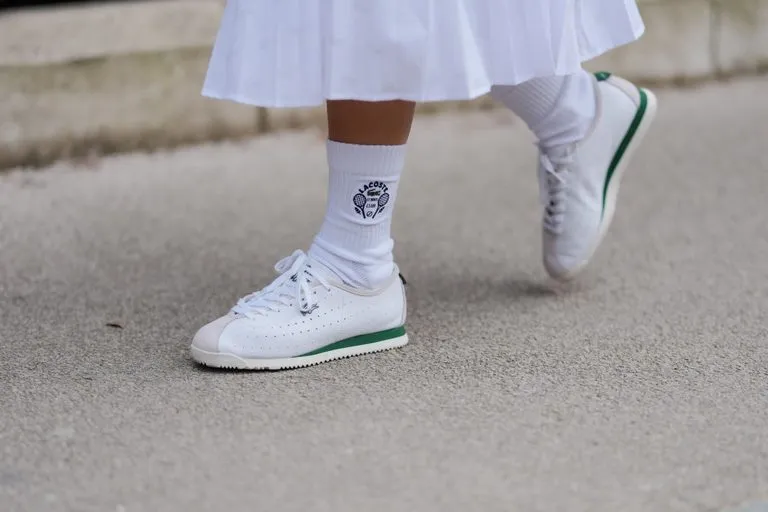 Jakie są teraz modne adidasy - odkryj najgorętsze trendy w sneakersach