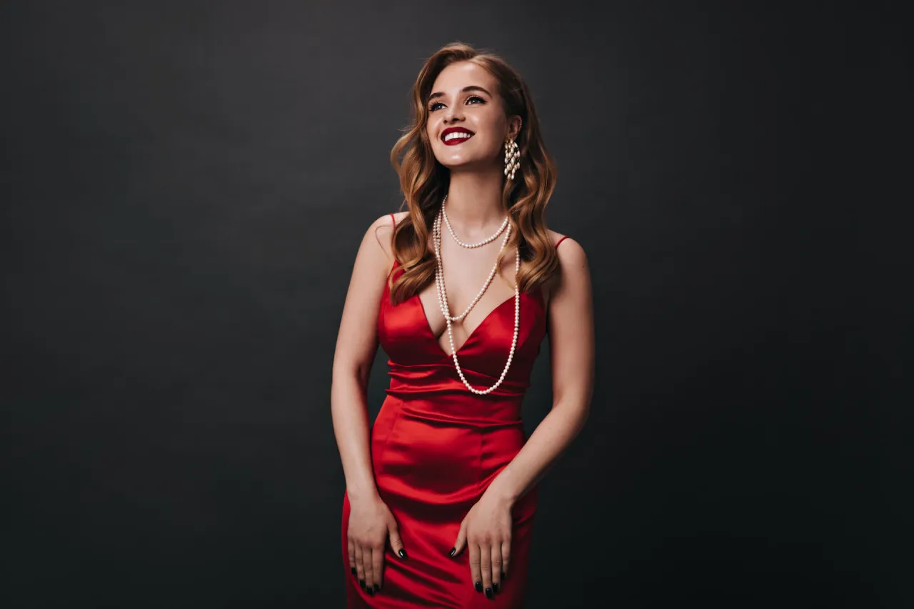 Jaka biżuteria do czerwonej sukienki, aby uniknąć modowych wpadek?