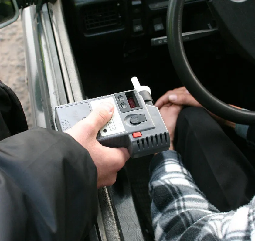 Czy można odmówić badania alkomatem? Poznaj konsekwencje decyzji